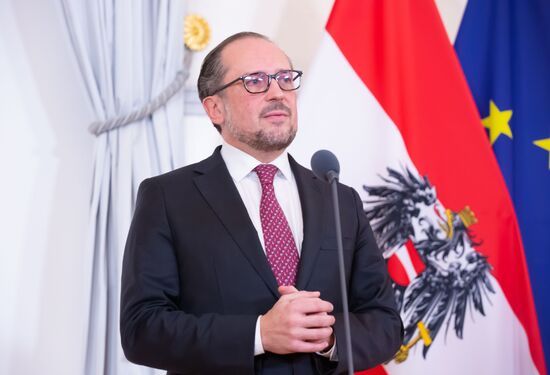 Передача должностных полномочий канцлера Австрии К. Нехаммеру
