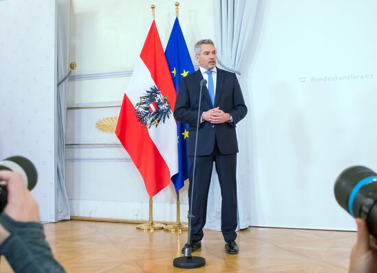 Передача должностных полномочий канцлера Австрии К. Нехаммеру