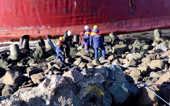 Спасатели МЧС эвакуировали экипаж севшего на мель на Сахалине судна