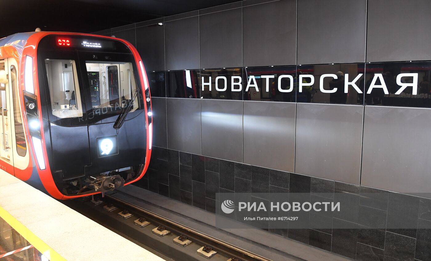 Поезд на станции "Новаторская" южного участка Большой кольцевой линии (БКЛ) московского метрополитена. 7 декабря состоялся запуск пассажирского движения на новых станциях Большой кольцевой линии метро на участке от "Мневников" до "Каховской". В ЮЗАО расположено четыре новые станции: "Новаторская", "Воронцовская", "Зюзино" и "Каховская". Место: Россия, Москва. Автор: Илья Питалев/РИА Новости. Открытие участка Большой кольцевой линии метро