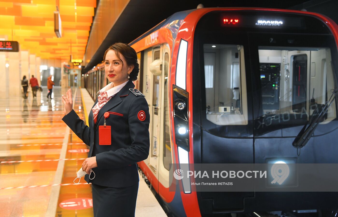 Сотрудница московского метро на станции "Новаторская" южного участка Большой кольцевой линии (БКЛ) московского метрополитена. 7 декабря состоялся запуск пассажирского движения на новых станциях Большой кольцевой линии метро на участке от "Мневников" до "Каховской". В ЮЗАО расположено четыре новые станции: "Новаторская", "Воронцовская", "Зюзино" и "Каховская". Место: Россия, Москва. Автор: Илья Питалев/РИА Новости. Открытие участка Большой кольцевой линии метро