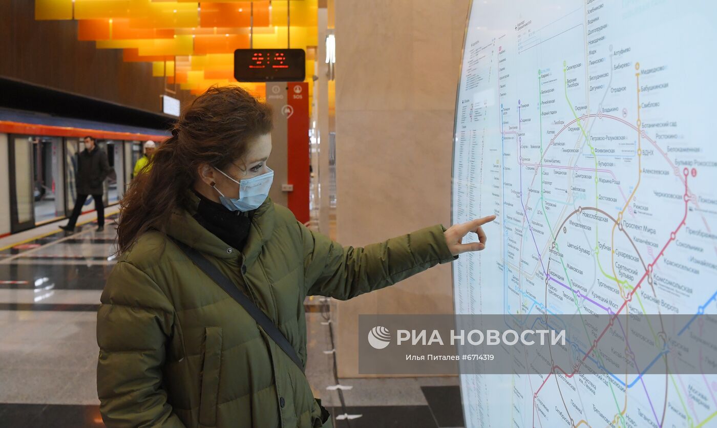 Девушка смотрит схему метро на станции "Новаторская" южного участка Большой кольцевой линии (БКЛ) московского метрополитена. 7 декабря состоялся запуск пассажирского движения на новых станциях Большой кольцевой линии метро на участке от "Мневников" до "Каховской". В ЮЗАО расположено четыре новые станции: "Новаторская", "Воронцовская", "Зюзино" и "Каховская". Место: Россия, Москва. Автор: Илья Питалев/РИА Новости. Открытие участка Большой кольцевой линии метро