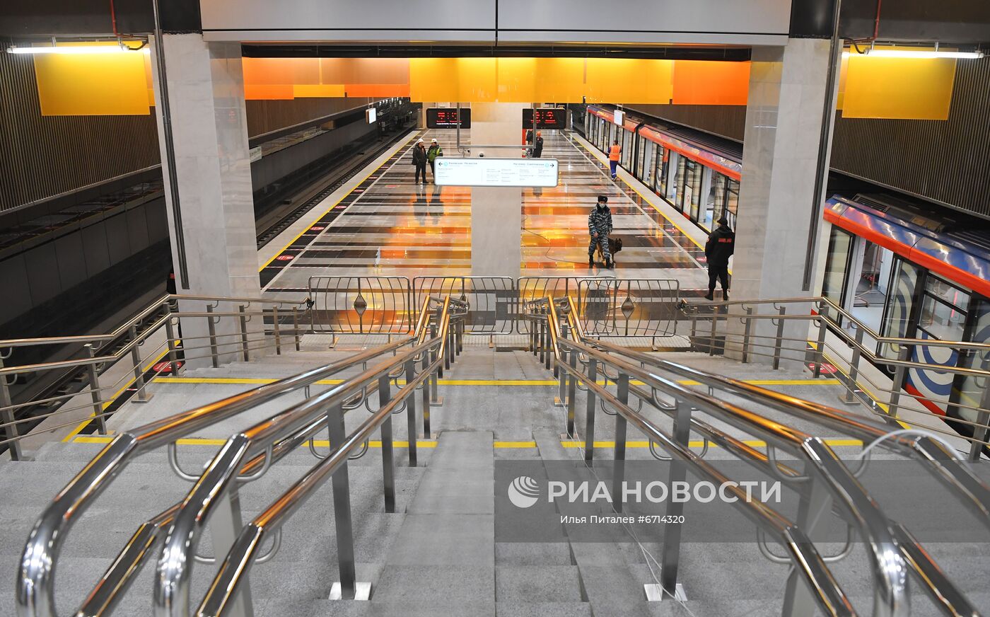 Станция "Новаторская" южного участка Большой кольцевой линии (БКЛ) московского метрополитена. 7 декабря состоялся запуск пассажирского движения на новых станциях Большой кольцевой линии метро на участке от "Мневников" до "Каховской". В ЮЗАО расположено четыре новые станции: "Новаторская", "Воронцовская", "Зюзино" и "Каховская". Место: Россия, Москва. Автор: Илья Питалев/РИА Новости. Открытие участка Большой кольцевой линии метро