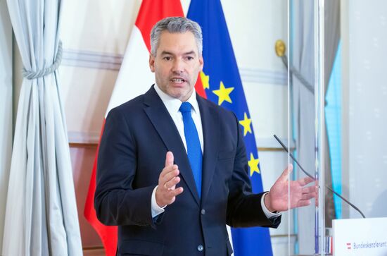 Передача должностных полномочий канцлера Австрии К. Нехаммеру