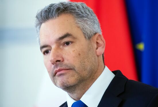 Передача должностных полномочий канцлера Австрии К. Нехаммеру