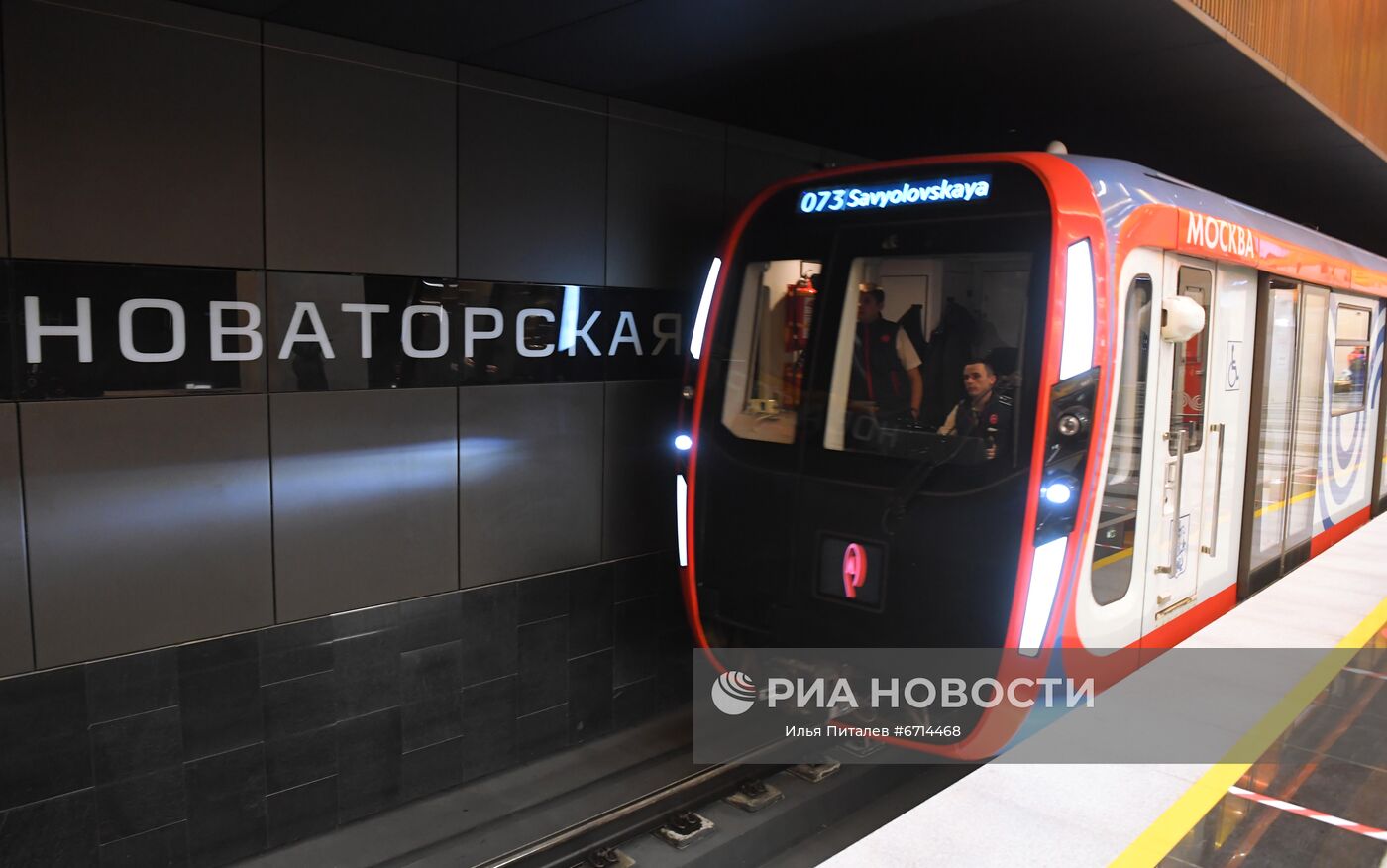 Поезд на станции "Новаторская" южного участка Большой кольцевой линии (БКЛ) московского метрополитена. 7 декабря состоялся запуск пассажирского движения на новых станциях Большой кольцевой линии метро на участке от "Мневников" до "Каховской". В ЮЗАО расположено четыре новые станции: "Новаторская", "Воронцовская", "Зюзино" и "Каховская". Место: Россия, Москва. Автор: Илья Питалев/РИА Новости. Открытие участка Большой кольцевой линии метро