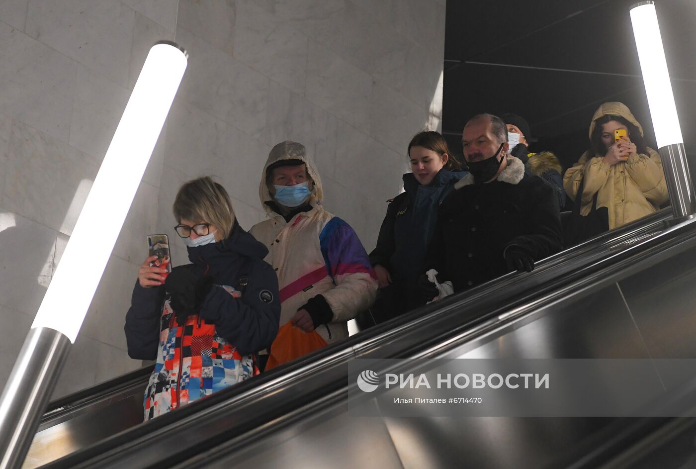 Люди спускаются по эскалатору на станции "Новаторская" южного участка Большой кольцевой линии (БКЛ) московского метрополитена. 7 декабря состоялся запуск пассажирского движения на новых станциях Большой кольцевой линии метро на участке от "Мневников" до "Каховской". В ЮЗАО расположено четыре новые станции: "Новаторская", "Воронцовская", "Зюзино" и "Каховская". Место: Россия, Москва. Автор: Илья Питалев/РИА Новости. Открытие участка Большой кольцевой линии метро