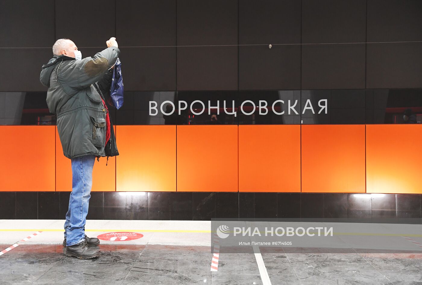 Мужчина на станции "Воронцовская" южного участка Большой кольцевой линии (БКЛ) московского метрополитена. 7 декабря состоялся запуск пассажирского движения на новых станциях Большой кольцевой линии метро на участке от "Мневников" до "Каховской". В ЮЗАО расположено четыре новые станции: "Новаторская", "Воронцовская", "Зюзино" и "Каховская". Место: Россия, Москва. Автор: Илья Питалев/РИА Новости. Открытие участка Большой кольцевой линии метро