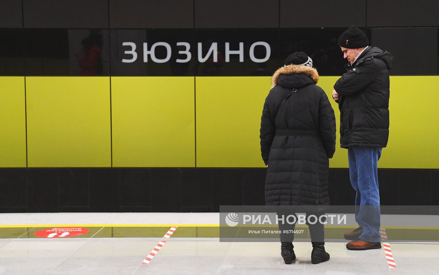 Люди на станции "Зюзино" южного участка Большой кольцевой линии (БКЛ) московского метрополитена. 7 декабря состоялся запуск пассажирского движения на новых станциях Большой кольцевой линии метро на участке от "Мневников" до "Каховской". В ЮЗАО расположено четыре новые станции: "Новаторская", "Воронцовская", "Зюзино" и "Каховская". Место: Россия, Москва. Автор: Илья Питалев/РИА Новости. Открытие участка Большой кольцевой линии метро