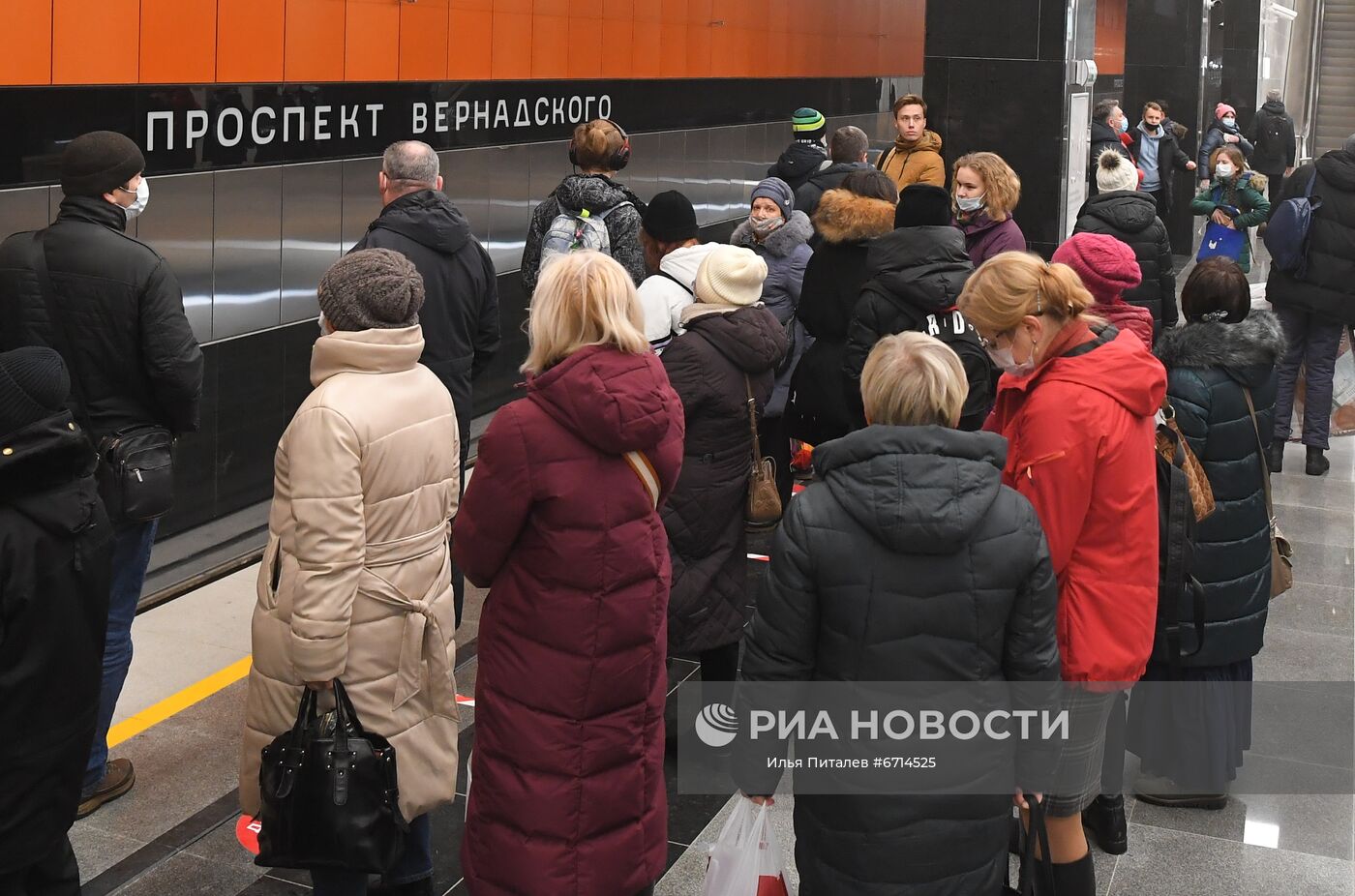Люди на станции "Проспект Вернадского" южного участка Большой кольцевой линии (БКЛ) московского метрополитена. 7 декабря состоялся запуск пассажирского движения на новых станциях Большой кольцевой линии метро на участке от "Мневников" до "Каховской". Место: Россия, Москва. Автор: Илья Питалев/РИА Новости. Открытие участка Большой кольцевой линии метро