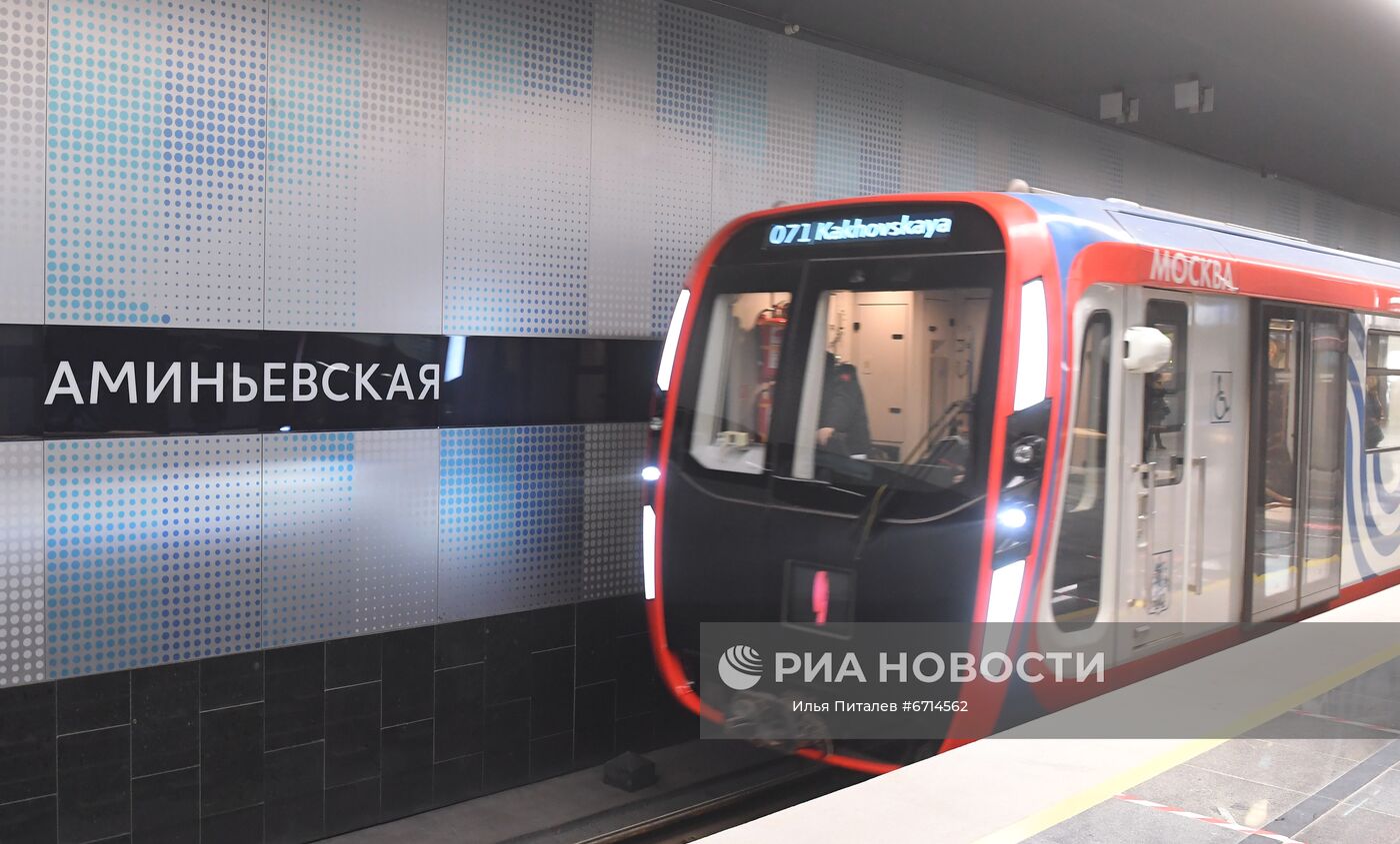Поезд на станции "Аминьевская" южного участка Большой кольцевой линии (БКЛ) московского метрополитена. 7 декабря состоялся запуск пассажирского движения на новых станциях Большой кольцевой линии метро на участке от "Мневников" до "Каховской". Место: Россия, Москва. Автор: Илья Питалев/РИА Новости. Открытие участка Большой кольцевой линии метро