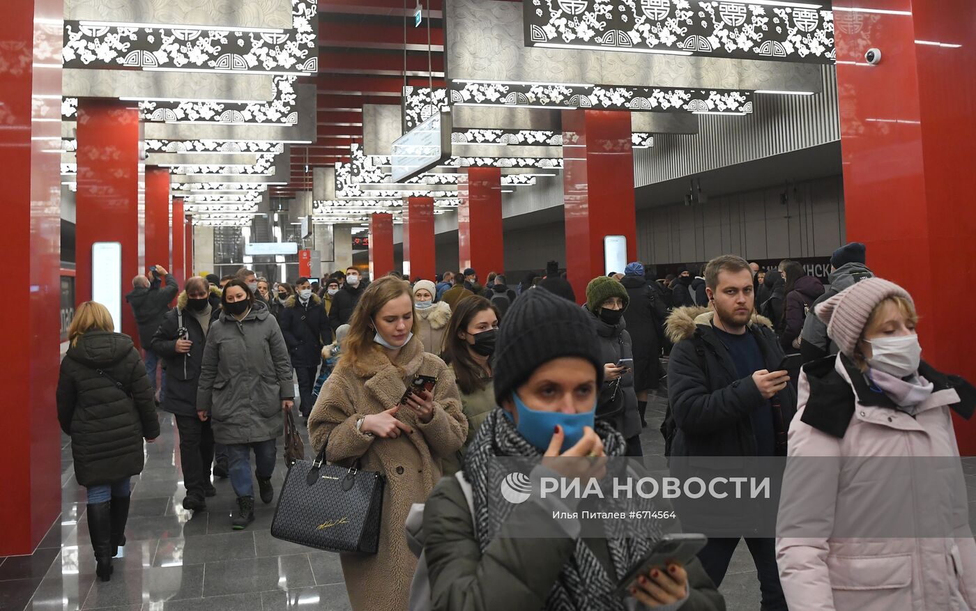 Люди на станции "Мичуринский проспект" южного участка Большой кольцевой линии (БКЛ) московского метрополитена. 7 декабря состоялся запуск пассажирского движения на новых станциях Большой кольцевой линии метро на участке от "Мневников" до "Каховской". Место: Россия, Москва. Автор: Илья Питалев/РИА Новости. Открытие участка Большой кольцевой линии метро