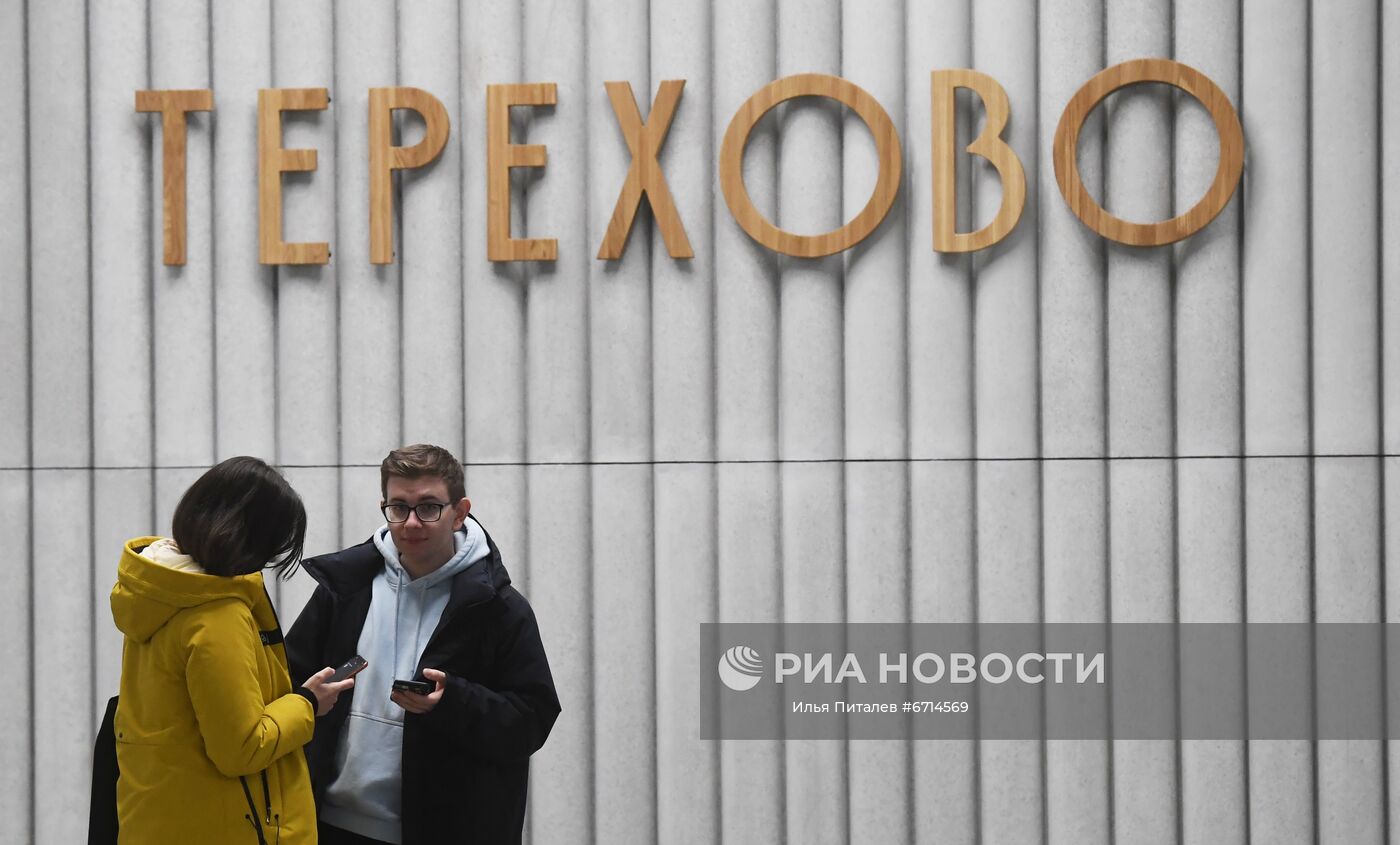 Люди на станции "Терехово" южного участка Большой кольцевой линии (БКЛ) московского метрополитена. 7 декабря состоялся запуск пассажирского движения на новых станциях Большой кольцевой линии метро на участке от "Мневников" до "Каховской". Место: Россия, Москва. Автор: Илья Питалев/РИА Новости. Открытие участка Большой кольцевой линии метро