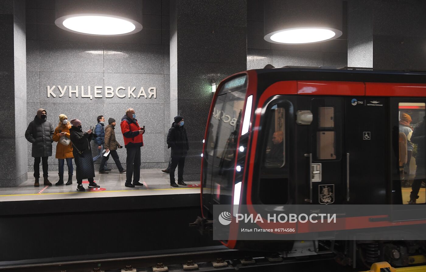 Люди ждут поезд на станции "Кунцевская" южного участка Большой кольцевой линии (БКЛ) московского метрополитена. 7 декабря состоялся запуск пассажирского движения на новых станциях Большой кольцевой линии метро на участке от "Мневников" до "Каховской". Место: Россия, Москва. Автор: Илья Питалев/РИА Новости. Открытие участка Большой кольцевой линии метро