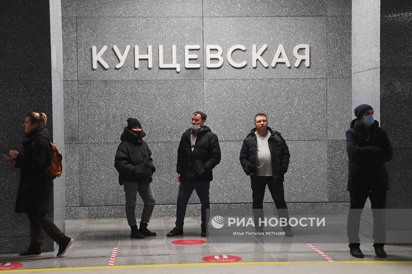 Люди ждут поезд на станции "Кунцевская" южного участка Большой кольцевой линии (БКЛ) московского метрополитена. 7 декабря состоялся запуск пассажирского движения на новых станциях Большой кольцевой линии метро на участке от "Мневников" до "Каховской". Место: Россия, Москва. Автор: Илья Питалев/РИА Новости. Открытие участка Большой кольцевой линии метро