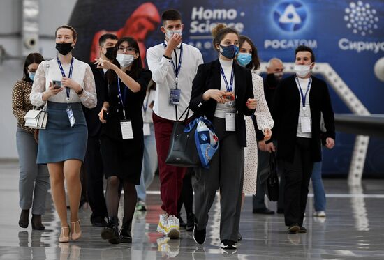 Участники Конгресса молодых ученых в Сочи. Фото могут быть использованы при наличии обязательной ссылки на источник. Место: Россия, Краснодарский край, Сочи. Автор: Александр Кряжев. Конгресс молодых ученых и закрытие Года науки и технологий