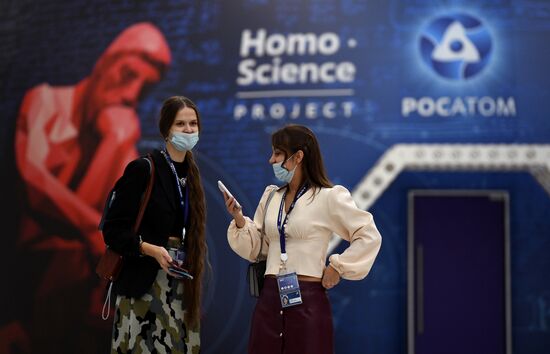 Участники Конгресса молодых ученых в Сочи. Фото могут быть использованы при наличии обязательной ссылки на источник. Место: Россия, Краснодарский край, Сочи. Автор: Александр Кряжев. Конгресс молодых ученых и закрытие Года науки и технологий