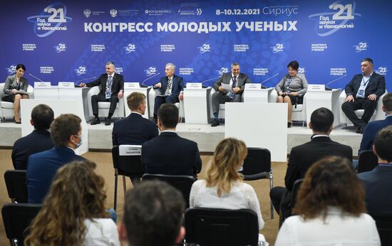 Участники на сессии "Роль композитов в новом мире технологий" в рамках Конгресса молодых ученых в Сочи. Фото могут быть использованы при наличии обязательной ссылки на источник. Место: Россия, Краснодарский край, Сочи. Автор: Евгений Биятов. КМУ-2021. Роль композитов в новом мире технологий