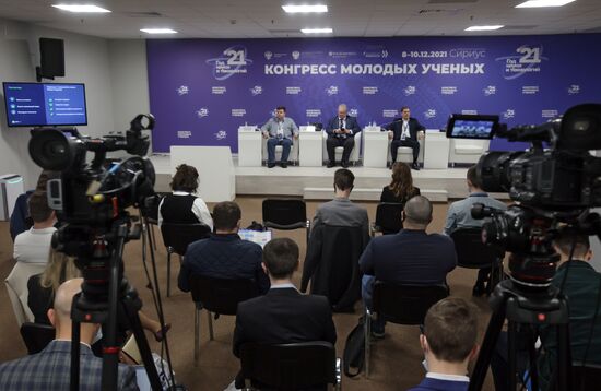 Директор департамента по науке и образованию фонда "Сколково" Александр Фертман, проректор по цифровой трансформации Санкт-Петербургского политехнического университета Петра Великого Алексей Боровков и начальник управления подготовки и технологической экспертизы проектов ПАО "Газпром нефть" Алексей Задорин (слева направо) на сессии "Мир передовых производств: от новых технологий к новым бизнес-моделям" в рамках Конгресса молодых ученых в Сочи. Фото могут быть использованы при наличии обязательной ссылки на источник. Место: Россия, Сочи. Автор: Виталий Белоусов. КМУ-2021. Мир передовых производств от новых технологий к новым бизнес-моделям