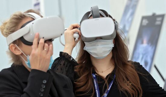 Участницы Конгресса молодых ученых в Сочи. Фото могут быть использованы при наличии обязательной ссылки на источник. Место: Россия, Краснодарский край, Сочи. Автор: Виталий Белоусов. Конгресс молодых ученых и закрытие Года науки и технологий