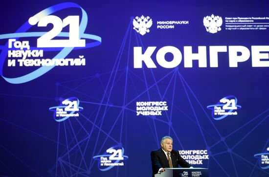 Президент НИЦ "Курчатовский институт" Михаил Ковальчук на пленарной сессии по природоподобным технологиям в рамках Конгресса молодых ученых в Сочи. Фото могут быть использованы при наличии обязательной ссылки на источник.
Место: Россия, Сочи. Автор: Владимир Астапкович. КМУ-2021. Пленарная сессия