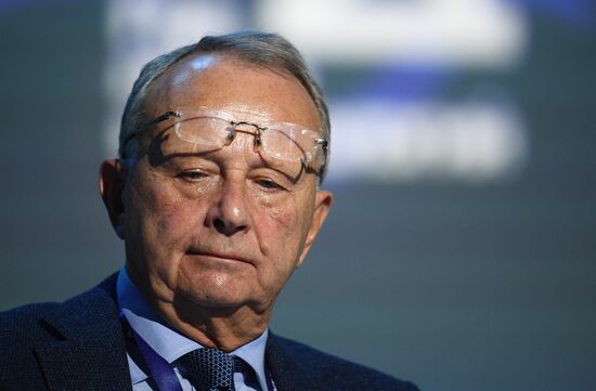 Доктор экономических наук, президент ИМЭМО им. Е.М. Примакова РАН, академик РА Александр Дынкин на пленарной сессии по природоподобным технологиям в рамках Конгресса молодых ученых в Сочи. Фото могут быть использованы при наличии обязательной ссылки на источник. Место: Россия, Сочи. Автор: Владимир Астапкович. КМУ-2021. Пленарная сессия