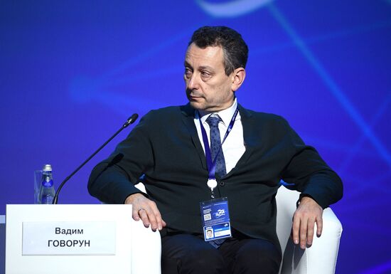 Доктор биологических наук, временно исполняющий обязанности директора ФБУН НИИ Дезинфектологии Роспотребнадзора, академик РАН, профессор Вадим Говорун на пленарной сессии по природоподобным технологиям в рамках Конгресса молодых ученых в Сочи. Фото могут быть использованы при наличии обязательной ссылки на источник.
Место: Россия, Сочи. Автор: Владимир Астапкович. КМУ-2021. Пленарная сессия