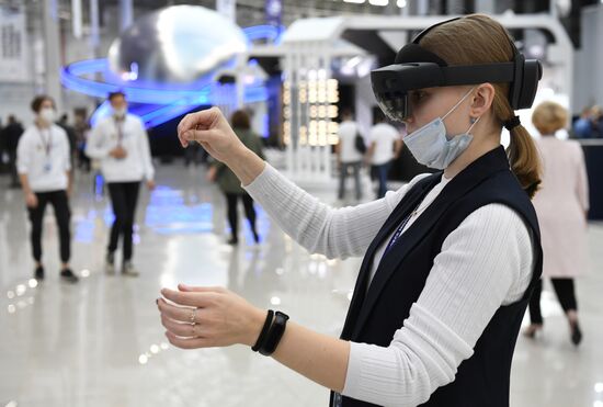 Участница Конгресса молодых ученых в Сочи. Фото могут быть использованы при наличии обязательной ссылки на источник. Место: Россия, Краснодарский край, Сочи. Автор: Александр Кряжев. Конгресс молодых ученых и закрытие Года науки и технологий