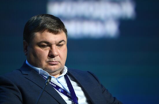 Руководитель дирекции развития агро - и биотехнологий компании "Иннопрактика" Владимир Авдеенко на пленарной сессии по природоподобным технологиям в рамках Конгресса молодых ученых в Сочи. Фото могут быть использованы при наличии обязательной ссылки на источник.
Место: Россия, Сочи. Автор: Владимир Астапкович. КМУ-2021. Пленарная сессия