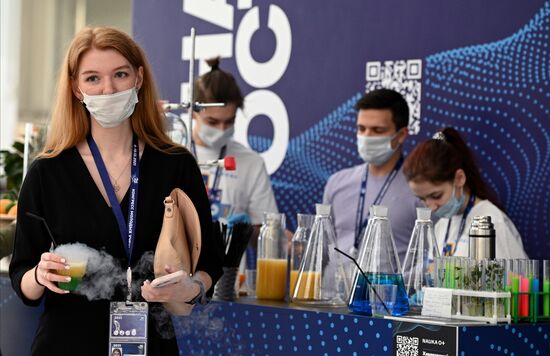 Химический бар на Конгрессе молодых ученых в Сочи. Фото могут быть использованы при наличии обязательной ссылки на источник. Место: Россия, Краснодарский край, Сочи. Автор: Екатерина Лызлова. Конгресс молодых ученых и закрытие Года науки и технологий