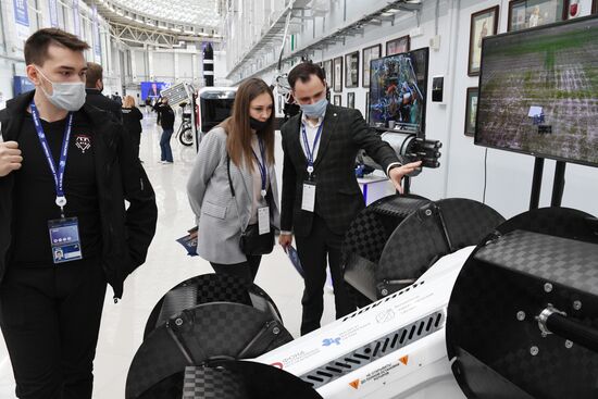 Участники Конгресса молодых ученых в Сочи у беспилотного летательного аппарата (БПЛА) проекта "Циклон" на выставке в рамках Конгресса молодых ученых и закрытие Года науки и технологий. Циклолет разработали ФПИ совместно с институтом теплофизики СО РАН и научно-производственном предприятием "Автономные аэрокосмические системы". Фото могут быть использованы при наличии обязательной ссылки на источник. Место: Россия, Краснодарский край, Сочи. Автор: Алексей Даничев. Конгресс молодых ученых и закрытие Года науки и технологий