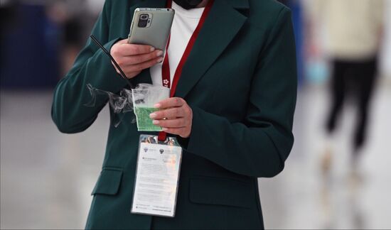 Участница Конгресса молодых ученых в Сочи фотографирует коктейль из химического бара. Фото могут быть использованы при наличии обязательной ссылки на источник. Место: Россия, Краснодарский край, Сочи. Автор: Екатерина Лызлова. Конгресс молодых ученых и закрытие Года науки и технологий