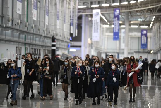 Участники Конгресса молодых ученых в Сочи. Фото могут быть использованы при наличии обязательной ссылки на источник. Место: Россия, Краснодарский край, Сочи. Автор: Владимир Астапкович. Конгресс молодых ученых и закрытие Года науки и технологий