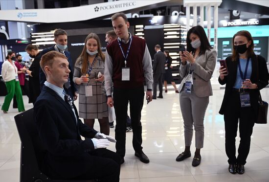 Участники Конгресса молодых ученых в Сочи у человекоподобного робота Robo-C компании по производству роботов "Промобот". Фото могут быть использованы при наличии обязательной ссылки на источник. Место: Россия, Краснодарский край, Сочи. Автор: Екатерина Лызлова. Конгресс молодых ученых и закрытие Года науки и технологий