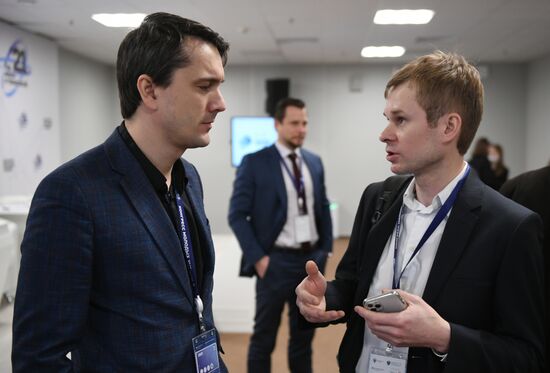 Кандидат химических наук, ведущий научный сотрудник, заведующий лабораторией "Интеллектуальная химическая робототехника" Казанского (Приволжского) федерального университета Тимур Маджидов (слева) и ведущий научный сотрудник кафедры неорганической химии Химического факультета Московского государственного университета имени М. В. Ломоносова Кирилл Напольский на Конгрессе молодых ученых в Сочи. Фото могут быть использованы при наличии обязательной ссылки на источник. Место: Россия, Краснодарский край, Сочи. Автор: Рамиль Ситдиков. Конгресс молодых ученых и закрытие Года науки и технологий