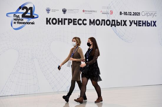 Участницы Конгресса молодых ученых в Сочи. Фото могут быть использованы при наличии обязательной ссылки на источник. Место: Россия, Краснодарский край, Сочи. Автор: Александр Кряжев. Конгресс молодых ученых и закрытие Года науки и технологий