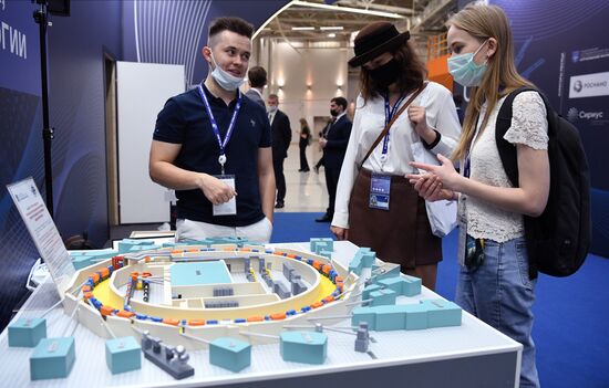 Участники Конгресса молодых ученых в Сочи у макета Курчатовского специализированного источника синхротронного излучения "КИСИ-Курчатов". Фото могут быть использованы при наличии обязательной ссылки на источник. Место: Россия, Краснодарский край, Сочи. Автор: Александр Кряжев. Конгресс молодых ученых и закрытие Года науки и технологий