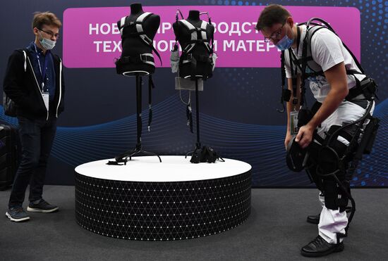 Участники Конгресса молодых ученых в Сочи у стенда "Новые производственные технологии и материалы". Фото могут быть использованы при наличии обязательной ссылки на источник. Место: Россия, Краснодарский край, Сочи. Автор: Александр Кряжев. Конгресс молодых ученых и закрытие Года науки и технологий