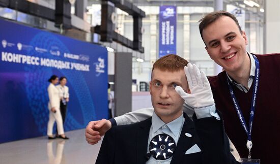 Участник Конгресса молодых ученых в Сочи у человекоподобного робота Robo-C компании по производству роботов "Промобот". Фото могут быть использованы при наличии обязательной ссылки на источник. Место: Россия, Краснодарский край, Сочи. Автор: Екатерина Лызлова. Конгресс молодых ученых и закрытие Года науки и технологий