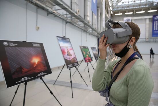 Посетительница фотовыставки на Конгрессе молодых ученых в Сочи. Фото могут быть использованы при наличии обязательной ссылки на источник. Место: Россия, Краснодарский край, Сочи. Автор: Виталий Тимкив. Конгресс молодых ученых и закрытие Года науки и технологий