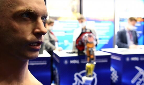 Человекоподобный робот Robo-C компании по производству роботов "Промобот", представленный на Конгрессе молодых ученых в Сочи. Фото могут быть использованы при наличии обязательной ссылки на источник. Место: Россия, Краснодарский край, Сочи. Автор: Александр Кряжев. Конгресс молодых ученых и закрытие Года науки и технологий