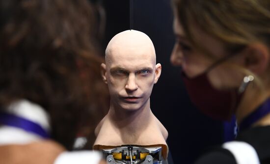 Человекоподобный робот Robo-C компании по производству роботов "Промобот", представленный на Конгрессе молодых ученых в Сочи. Фото могут быть использованы при наличии обязательной ссылки на источник. Место: Россия, Краснодарский край, Сочи. Автор: Александр Кряжев. Конгресс молодых ученых и закрытие Года науки и технологий