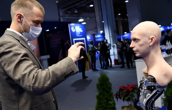 Участник Конгресса молодых ученых в Сочи фотографирует человекоподобного робота Robo-C компании по производству роботов "Промобот". Фото могут быть использованы при наличии обязательной ссылки на источник. Место: Россия, Краснодарский край, Сочи. Автор: Александр Кряжев. Конгресс молодых ученых и закрытие Года науки и технологий