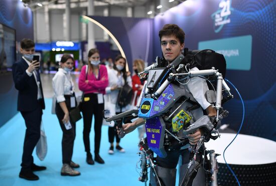 Участники Конгресса молодых ученых в Сочи у активного экзоскелета верхних и нижних конечностей с пневмоприводами "Auxilium". Фото могут быть использованы при наличии обязательной ссылки на источник. Место: Россия, Краснодарский край, Сочи. Автор: Александр Кряжев. Конгресс молодых ученых и закрытие Года науки и технологий