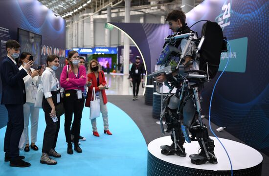 Участники Конгресса молодых ученых в Сочи у активного экзоскелета верхних и нижних конечностей с пневмоприводами "Auxilium". Фото могут быть использованы при наличии обязательной ссылки на источник. Место: Россия, Краснодарский край, Сочи. Автор: Александр Кряжев. Конгресс молодых ученых и закрытие Года науки и технологий