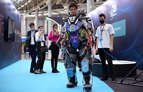 Участники Конгресса молодых ученых в Сочи у активного экзоскелета верхних и нижних конечностей с пневмоприводами "Auxilium". Фото могут быть использованы при наличии обязательной ссылки на источник. Место: Россия, Краснодарский край, Сочи. Автор: Александр Кряжев. Конгресс молодых ученых и закрытие Года науки и технологий