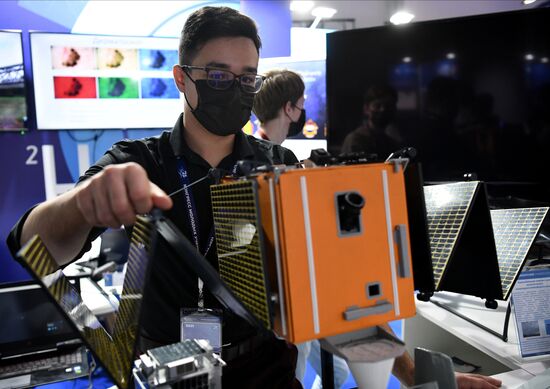 Участник Конгресса молодых ученых в Сочи у космического аппарата дистанционного зондирования Земли "Аист-3". Фото могут быть использованы при наличии обязательной ссылки на источник. Место: Россия, Краснодарский край, Сочи. Автор: Александр Кряжев. Конгресс молодых ученых и закрытие Года науки и технологий