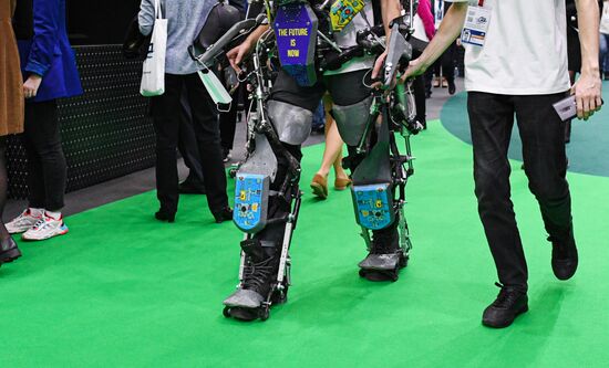 Студент факультета систем управления и робототехники Университета (ИТМО) Алексей Ледюков в экзоскелете, который в перспективе сможет поднимать до 80 килограммов на выставке в рамках Конгресса молодых ученых в Сочи. Фото могут быть использованы при наличии обязательной ссылки на источник. Место: Россия, Краснодарский край, Сочи. Автор: Алексей Даничев. Конгресс молодых ученых и закрытие Года науки и технологий