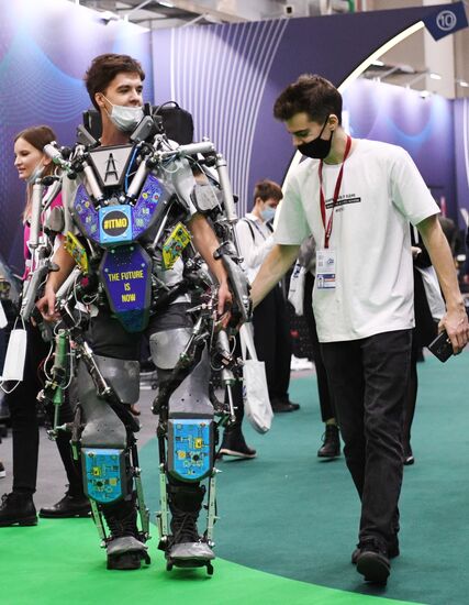 Студент факультета систем управления и робототехники Университета (ИТМО) Алексей Ледюков в экзоскелете, который в перспективе сможет поднимать до 80 килограммов на выставке в рамках Конгресса молодых ученых в Сочи. Фото могут быть использованы при наличии обязательной ссылки на источник. Место: Россия, Краснодарский край, Сочи. Автор: Алексей Даничев. Конгресс молодых ученых и закрытие Года науки и технологий
