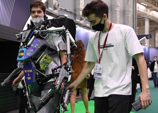 Студент факультета систем управления и робототехники Университета (ИТМО) Алексей Ледюков в экзоскелете, который в перспективе сможет поднимать до 80 килограммов на выставке в рамках Конгресса молодых ученых в Сочи. Фото могут быть использованы при наличии обязательной ссылки на источник. Место: Россия, Краснодарский край, Сочи. Автор: Алексей Даничев. Конгресс молодых ученых и закрытие Года науки и технологий